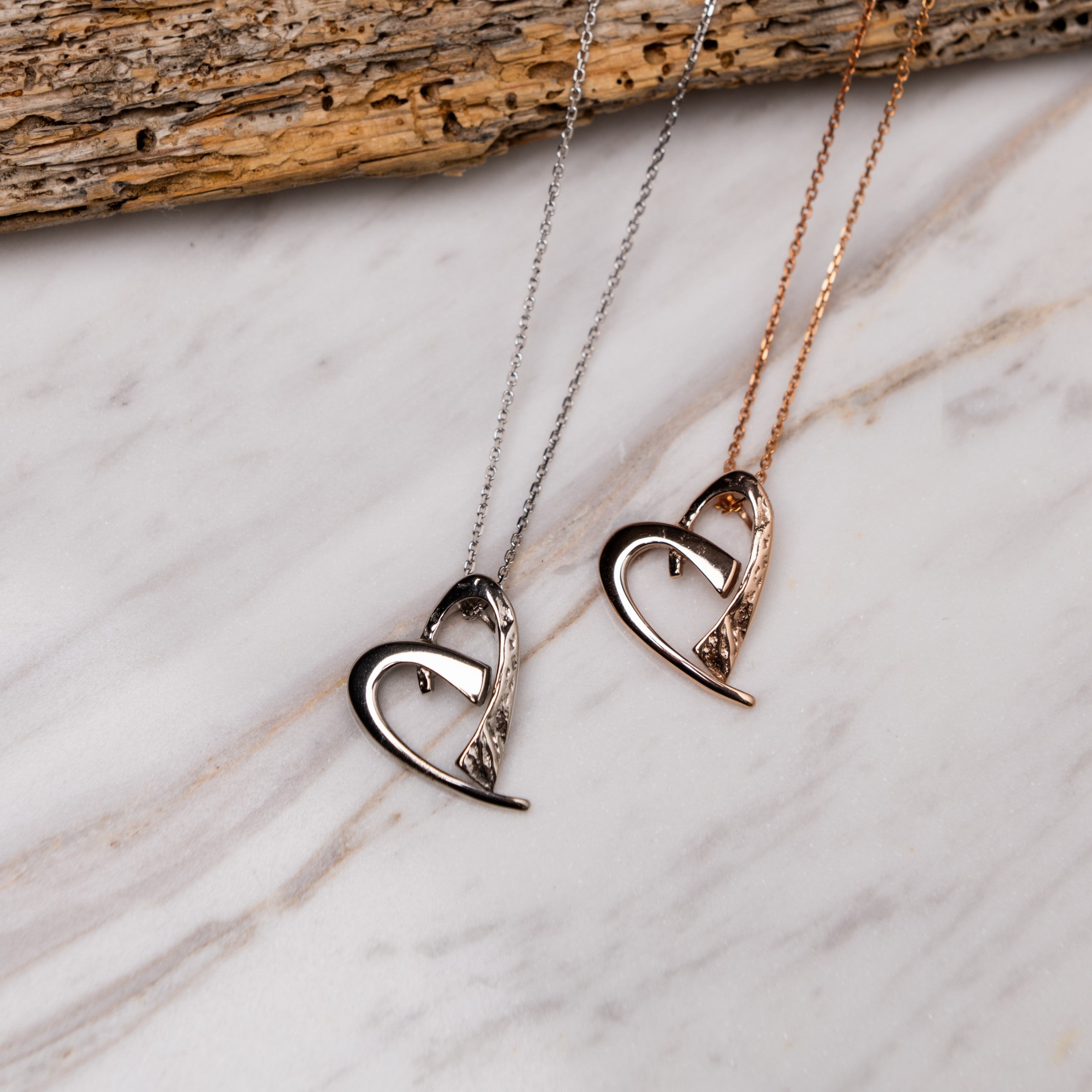 Sterlingsilber Horseshoe Nail Heart Kette – Symbol für Stärke, Zusammenhalt & zeitlose Eleganz