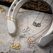 Sterlingsilber Infinity Horseshoe Halskette – Glück & Ewigkeit in einem eleganten Schmuckstück vereint