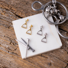 Sterlingsilber Steigbügel Drop-Ohrringe mit Zirkonia – Glanzvolle Eleganz für Reiterinnen mit Stil