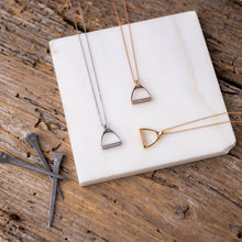 Sterlingsilber Steigbügel-Halskette mit weißen Zirkonia – Eleganz, Balance & Glanz für Reiterherzen