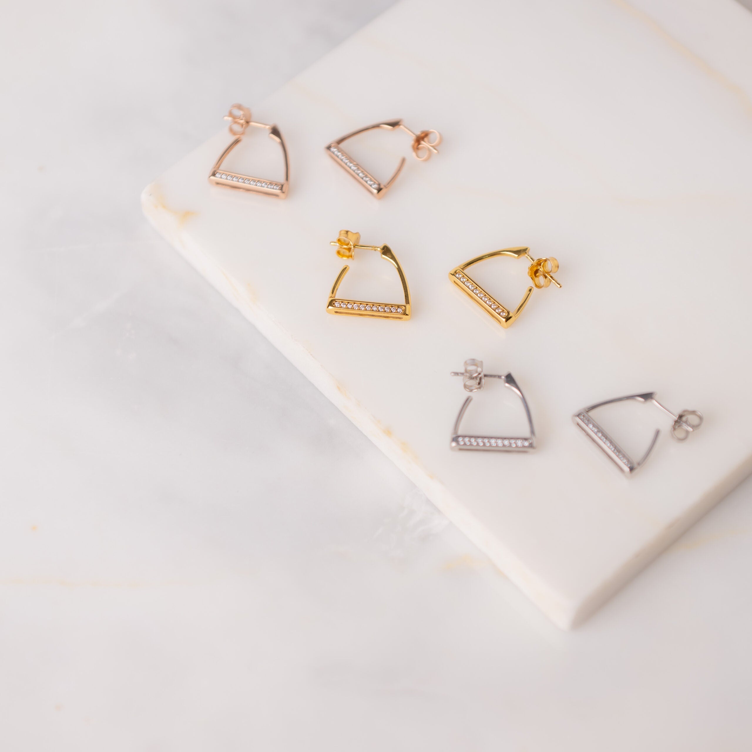 Sterlingsilber Steigbügel-Ohrringe mit weißen Zirkonia – Kraft, Balance & funkelnde Eleganz